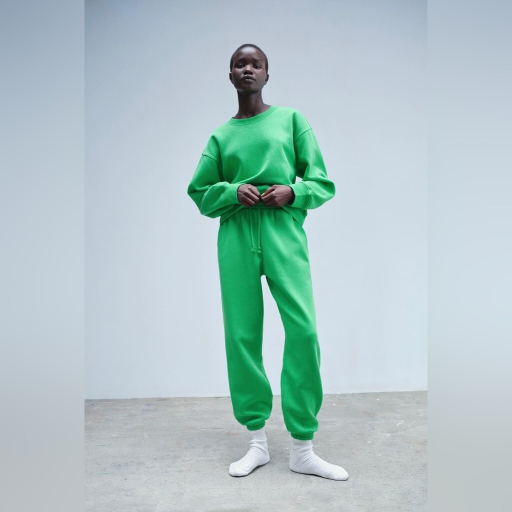 ZARA GREEN SET - SWEATSHIRT & SWEATPANTS